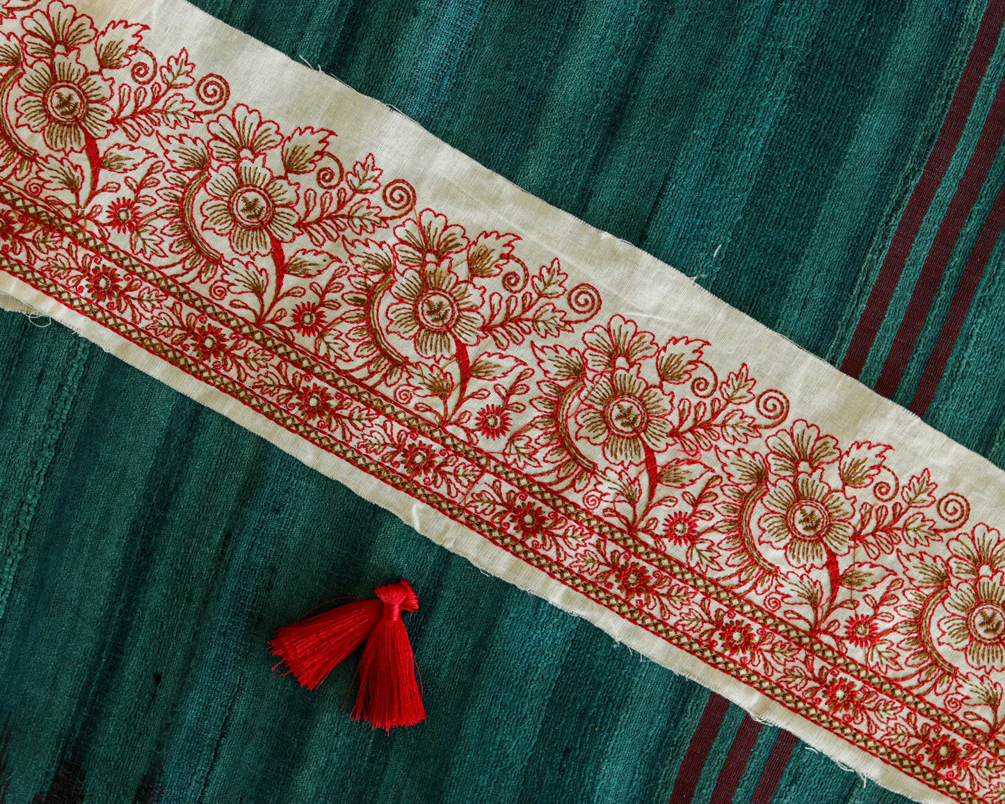 Red White Floral Embroidered Trim,White Floral Border,Madhubani Embroidery Trim,Cream Floral Lace,White Boho Trim,Indian Trim,Price/mtr