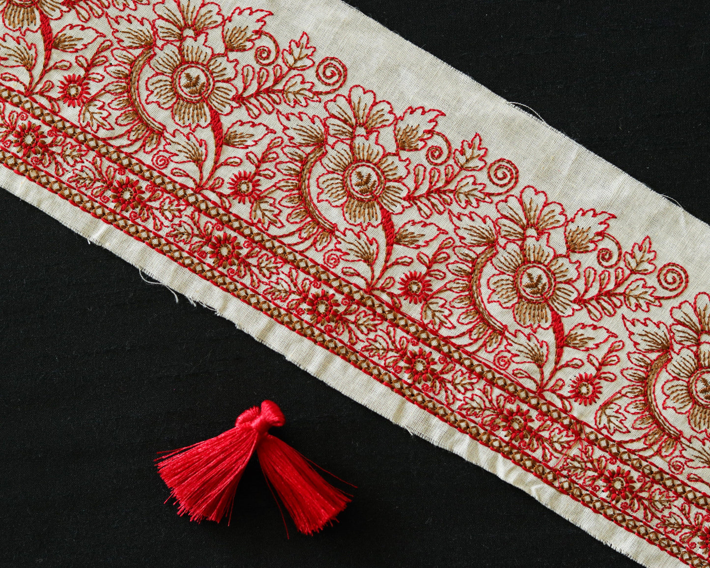 Red White Floral Embroidered Trim,White Floral Border,Madhubani Embroidery Trim,Cream Floral Lace,White Boho Trim,Indian Trim,Price/mtr