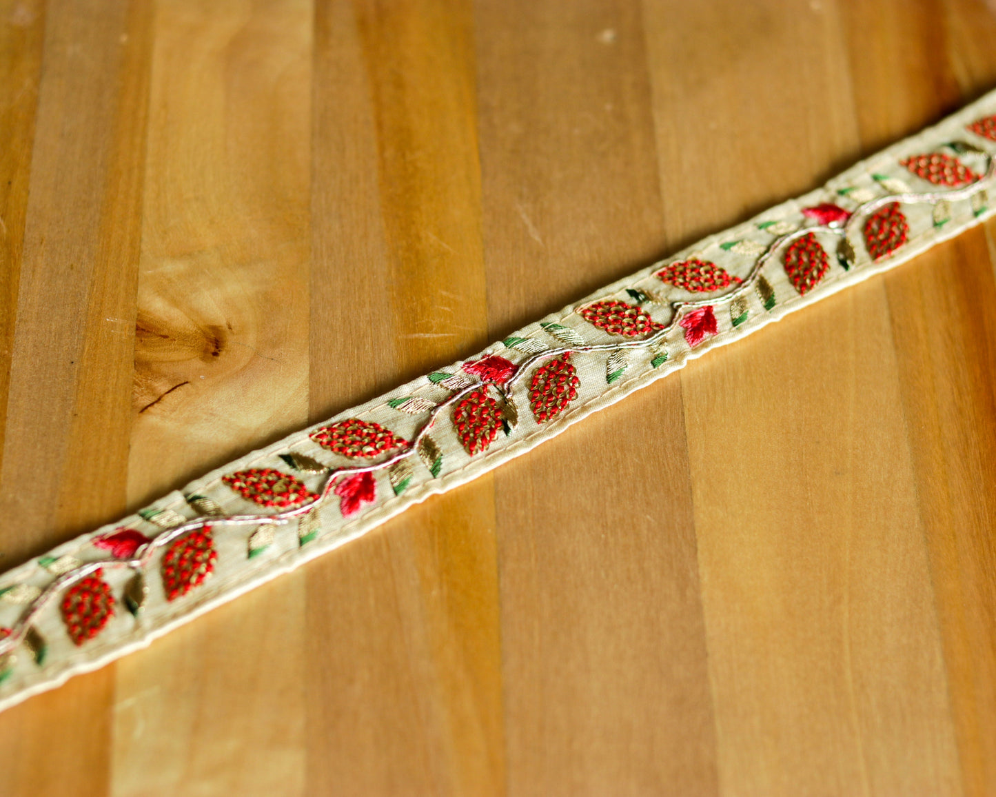 White Red Floral Embroidered Trim,White Floral Border,Floral Embroidery Lace,White Red Gold Lace,Indian Trim,White Saree Border,Price/mtr