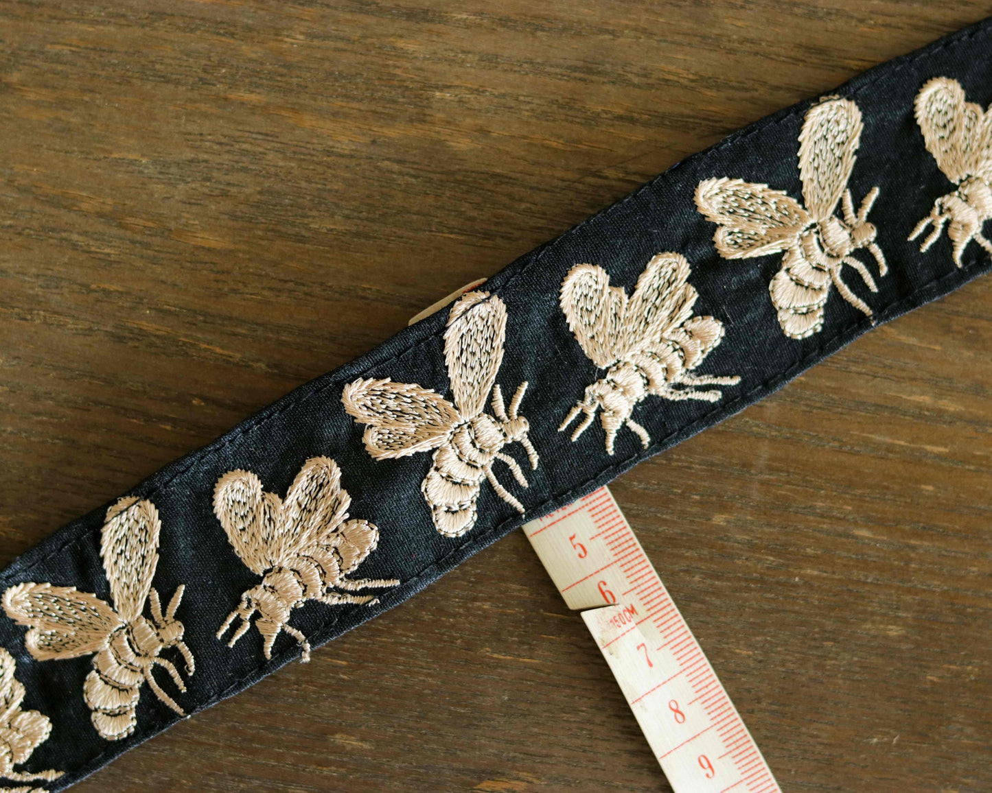 Quirky Black Bee Embroidered Trim,Honeybee Black White Border,Boho Insect Embroidered Lace,Quirky Indian Saree Border,インド刺繍リボン,Price/mtr