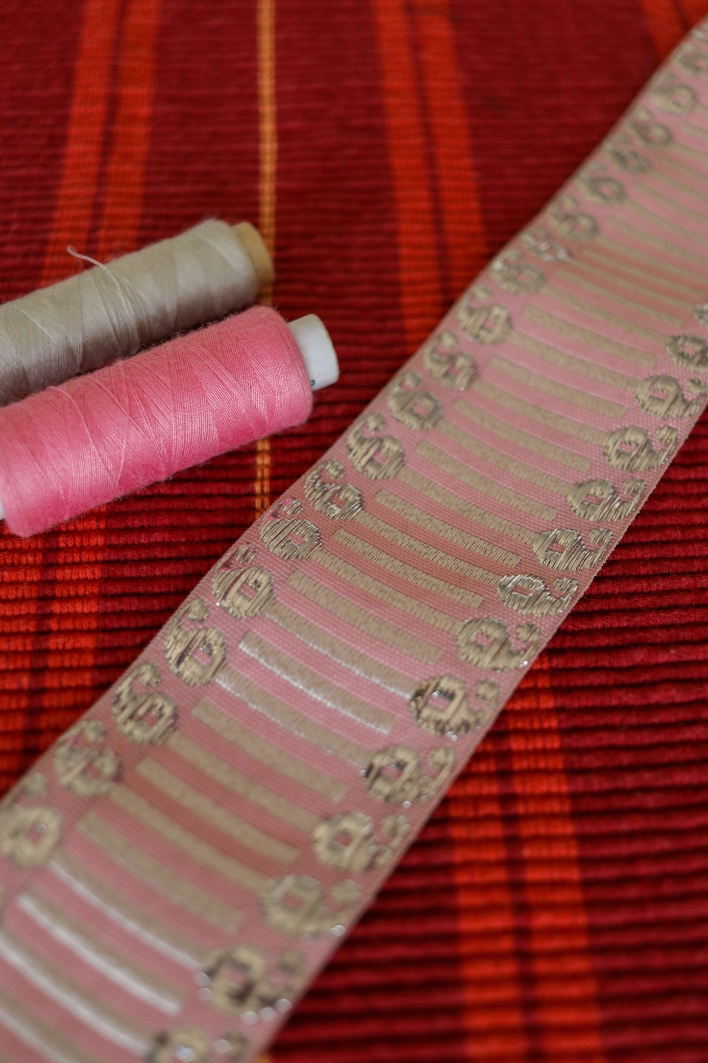 Pink Silver Paisley Brocade Trim, Indian Brocade Border, Pink Striped Paisley Lace, Banarasi Pink Saree Border, Price/mtr