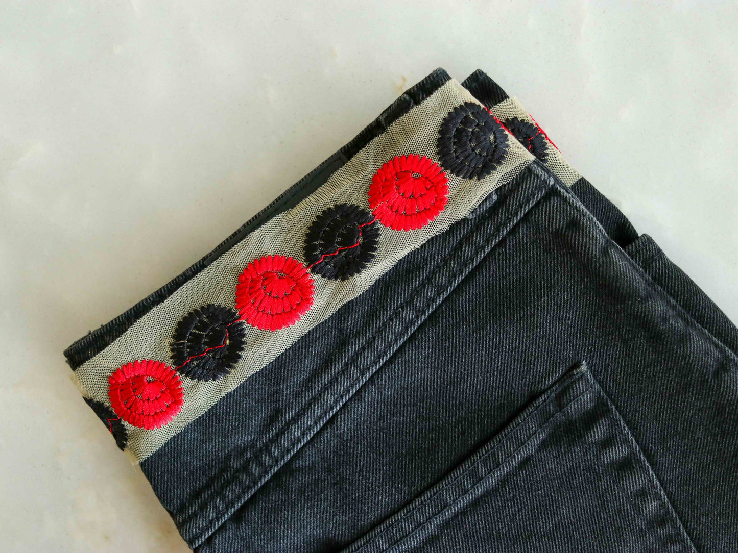 Black Red Floral Phulkari Trim,Embroidered Trim,Indian Fabric Border,Floral Black Red Net Lace,Boho Red Floral Saree Border,Price/mtr