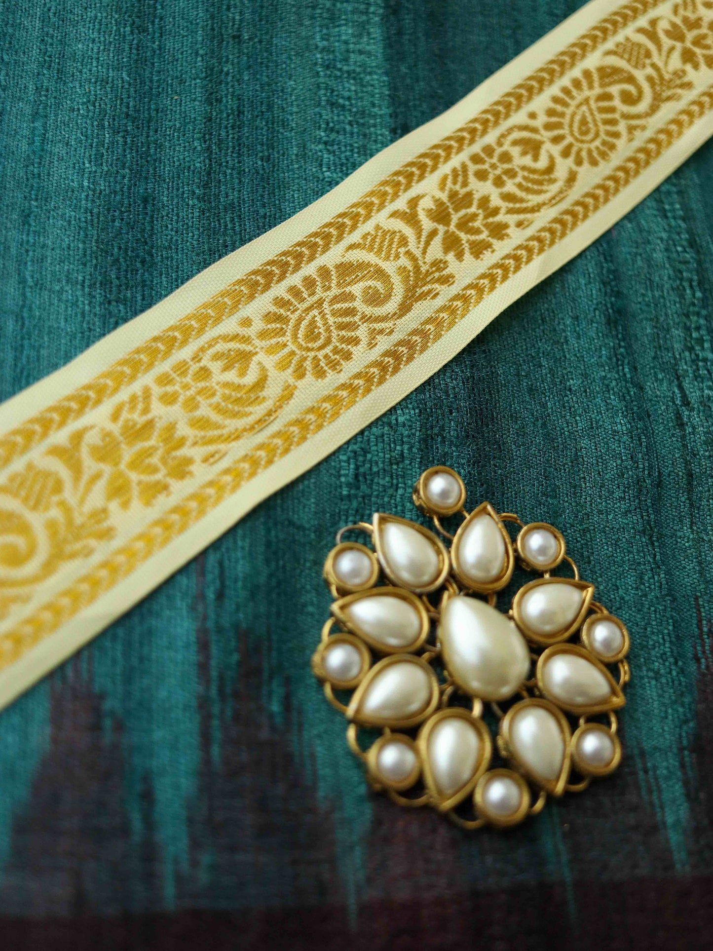 Cream Gold Floral Jacquard Trim,Brocade Paithani Border,Indian Brocade Lace,White Gold Vintage Trim,White Saree Border,Price/mtr