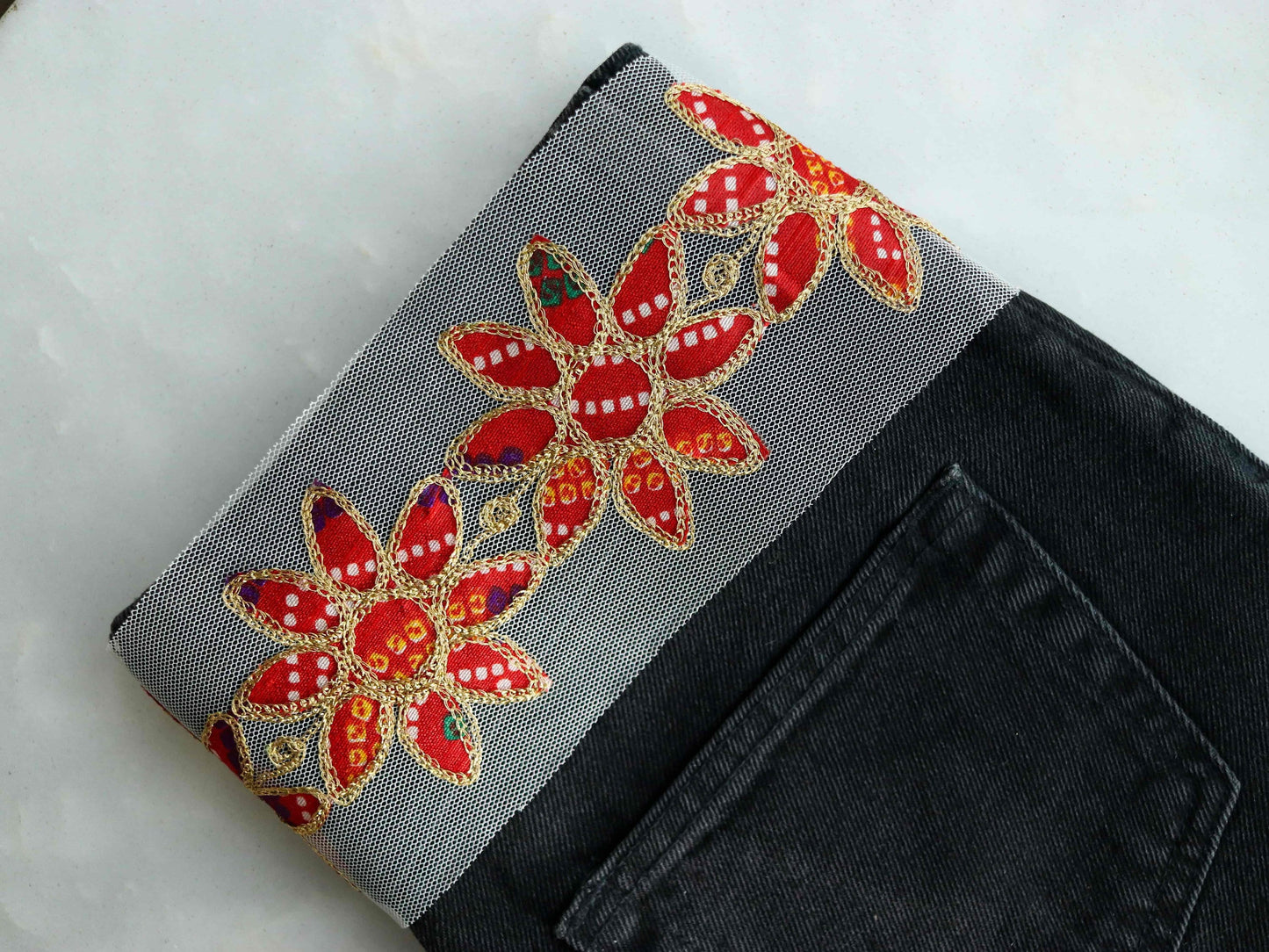 White Red Floral Applique Trim, White Net Red Floral Border, White Red Patchwork Lace, Indian Fabric Trim Saree Border, インド刺繍リボン, Price/mtr