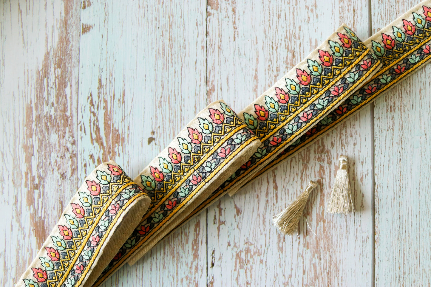 White Teal Pastel Floral Trim,Embroidered Peach Off-white Kashmiri Lace,Boho Rustic Trim,Indian Fabric Trim,White Saree Border,Price/mtr