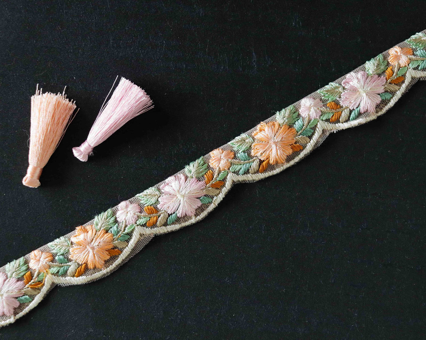 Floral Scallop Embroidered Net Trim,Peach Fuzz White Net Border,Cutwork Floral Net Lace,Indian Fabric Trim,Floral Saree Border,Price/mtr