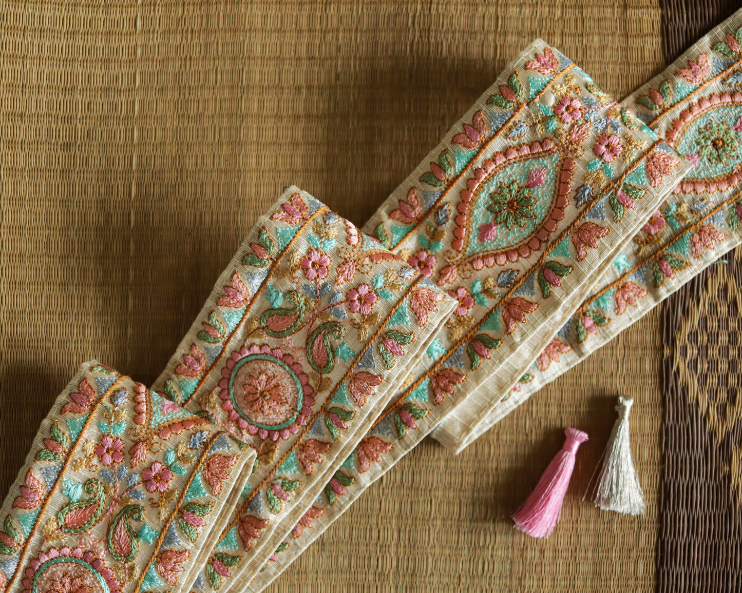 White Pastel Floral Embroidered Trim,White Floral Saree Border,Boho Rustic Kashmiri Lace,Indian Fabric Trim,Price/mtr