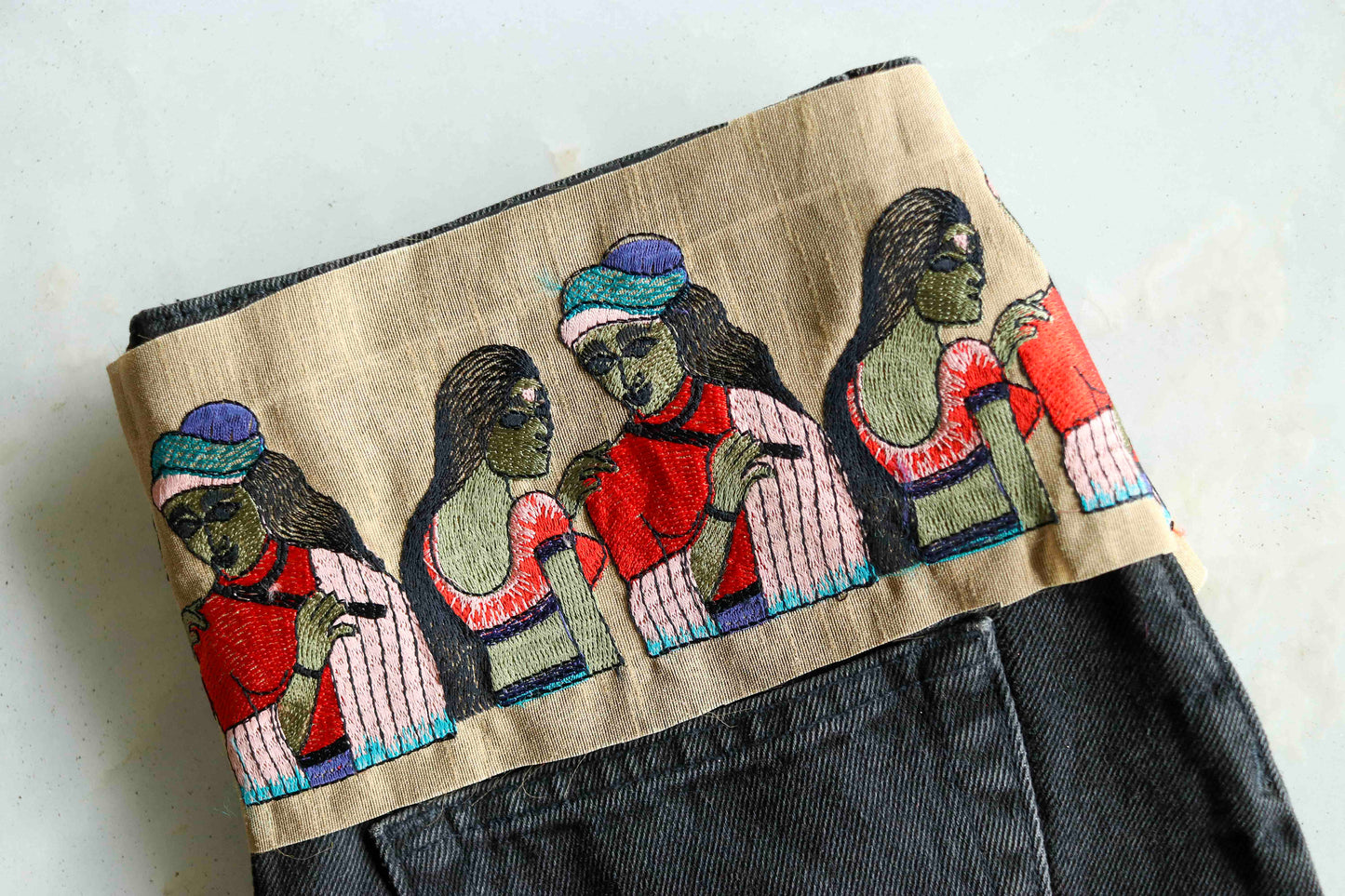 Quirky Indian Couple Embroidered Trim,Boho Human Border,Man Woman Embroidered Lace,Indian Fabric Trim,Quirky Saree Border,Price/mtr