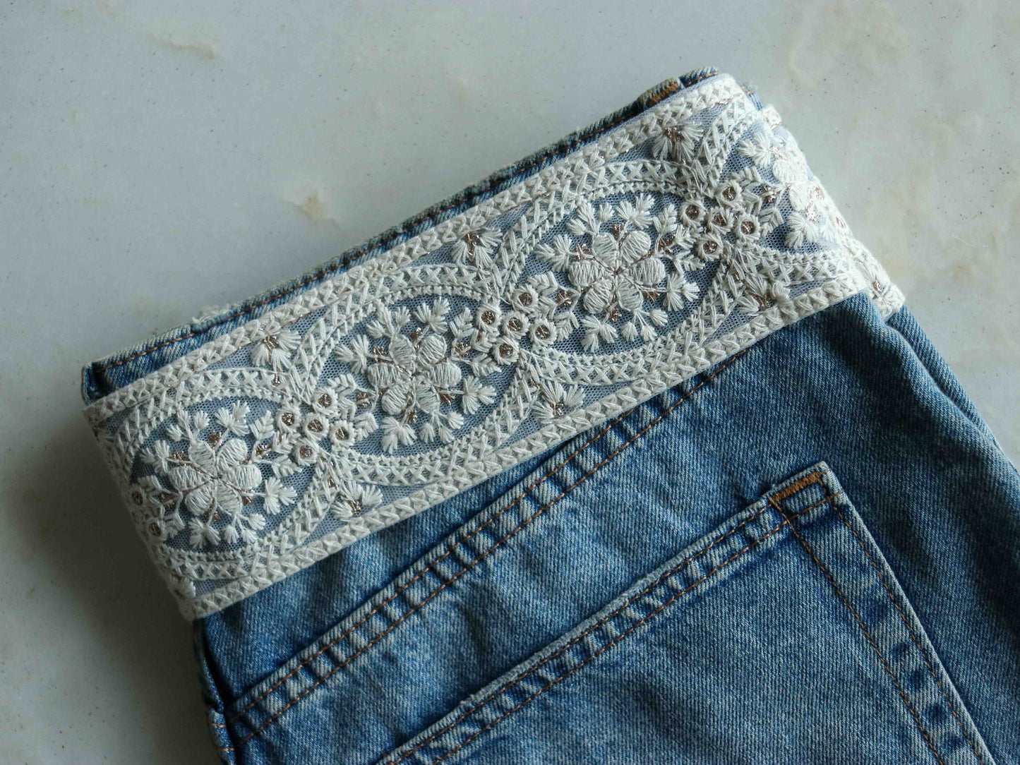 White Gold Floral Net Trim, Indian Fabric Embroidered Sequins Border, White Gold Lace, White on White Saree Border, Price/mtr, インド刺繍リボン