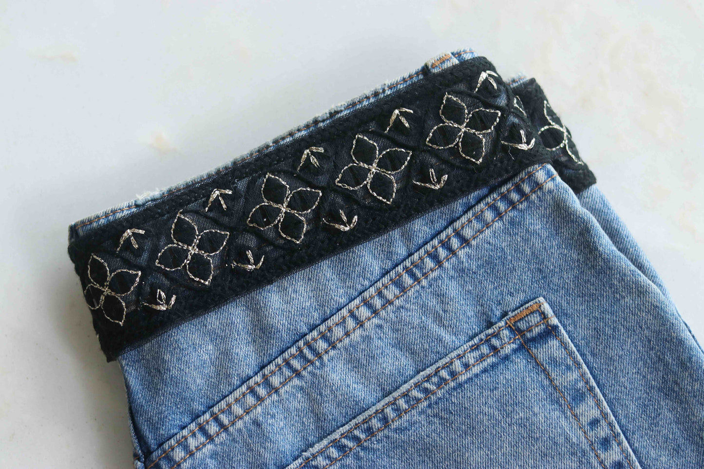 Black Gold Floral Net Trim,Indian Fabric Lucknowi Embroidered Border, Chikankari Lace,Black on Black Saree Border,Price/mtr,インド刺繍リボン