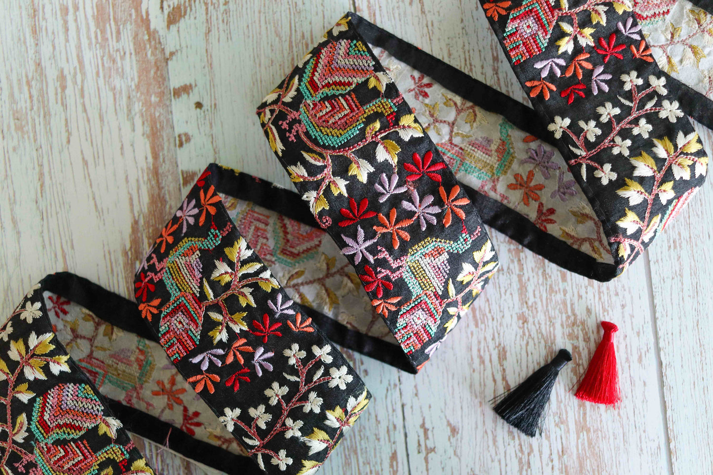 Black Floral Peacock Embroidered Trim, Cross Stitch Embroidery Border, Rustic Kashmiri Lace, Peacock Saree Border, インド刺繍リボン, Price/mtr