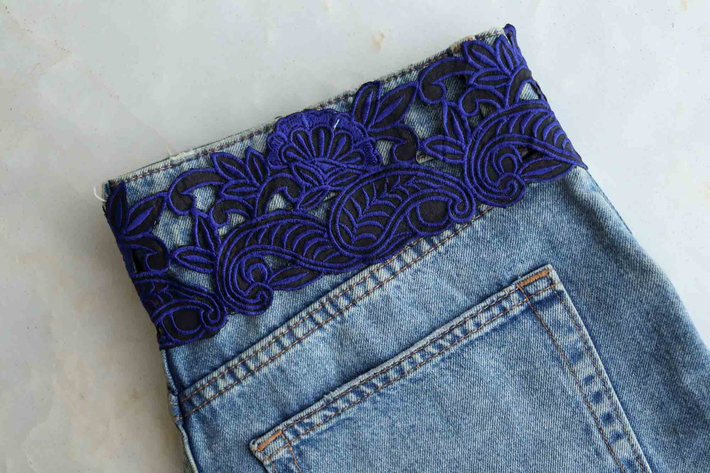 Blue Black Floral Cutwork Trim, Indian Fabric Border, Blue Black Floral Embroidered Lace, Blue Cutwork Saree Border, インド刺繍リボン, Price/mtr