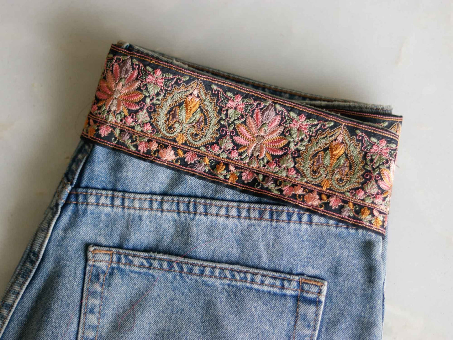 Black Pink Floral Embroidered Trim,Indian Fabric Embroidered Border,Parsi Embroidery Lace,Black Saree Border, インド刺繍リボン, Price/mtr