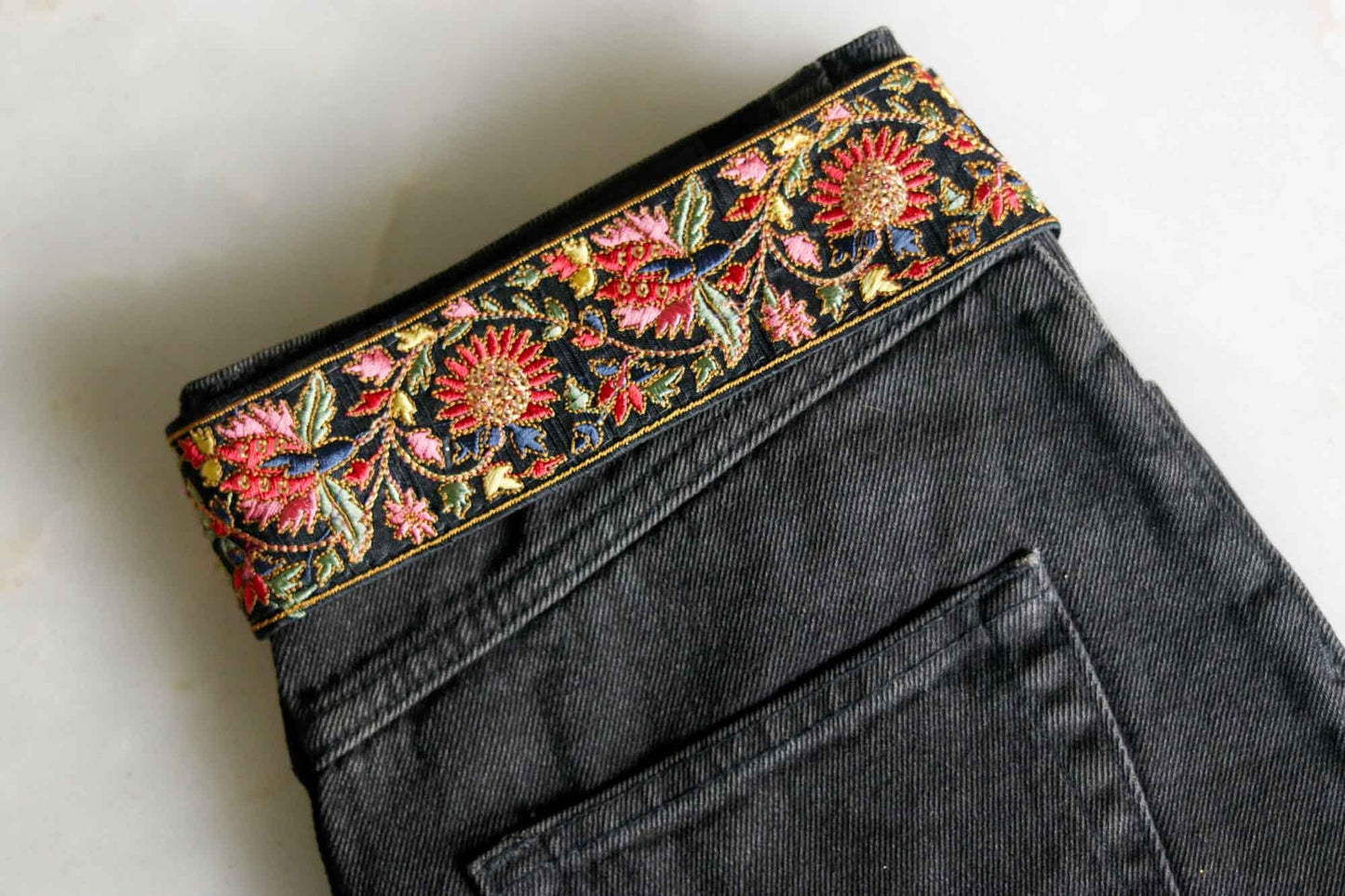 Black Red Floral Embroidered Trim,Indian Fabric Embroidered Border,Parsi Embroidery Lace,Black Pink Saree Border, インド刺繍リボン, Price/mtr,