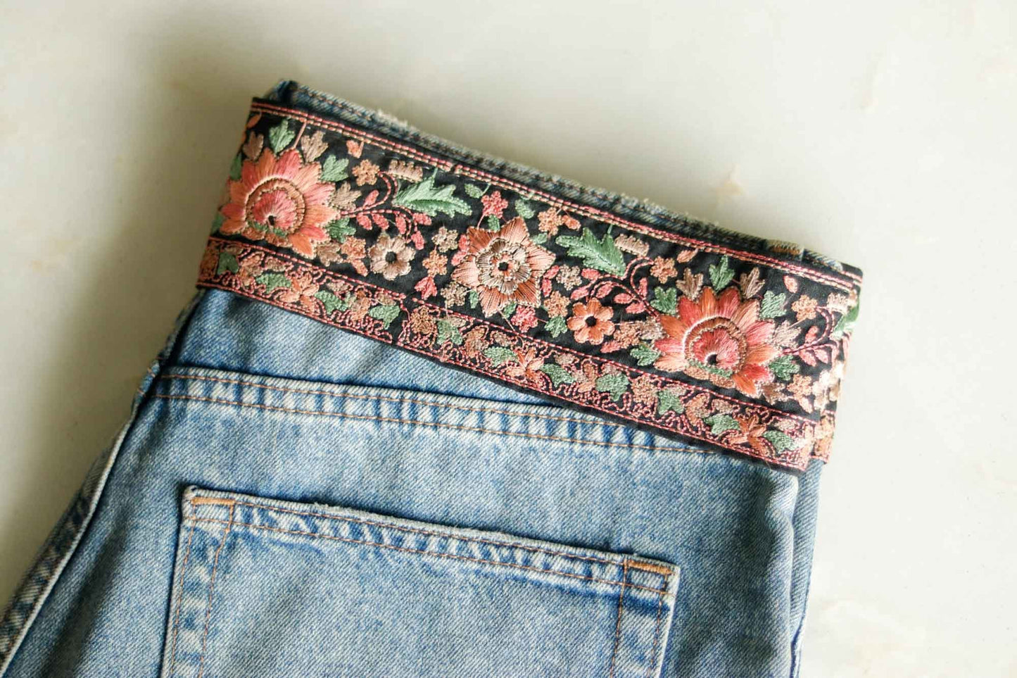 Black Peach Floral Embroidered Trim,Indian Fabric Embroidered Border,Parsi Embroidery Lace,Black Pink Saree Border, インド刺繍リボン, Price/mtr