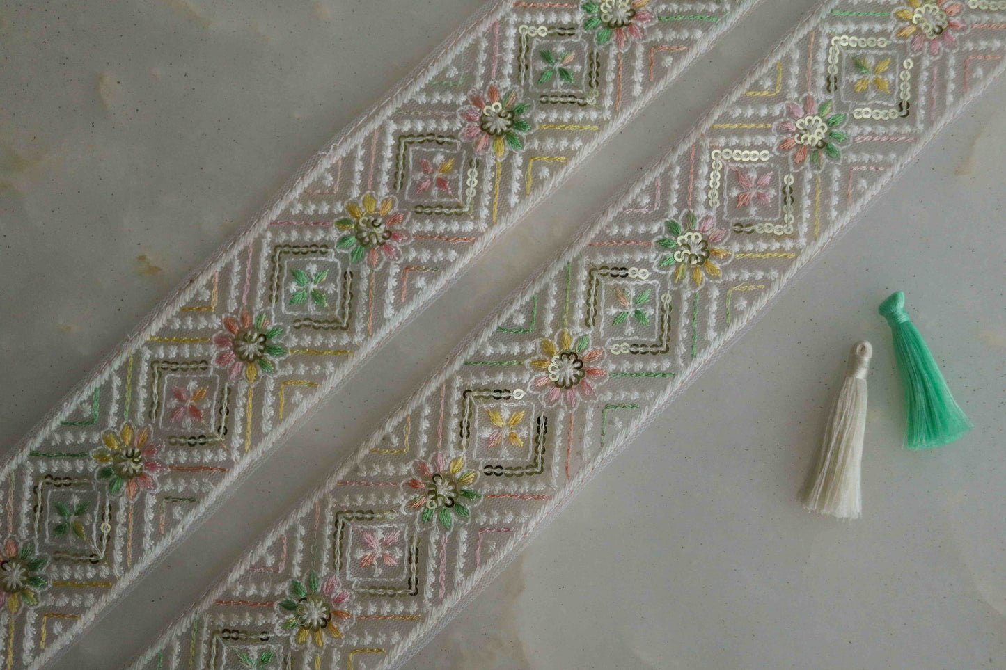 White Pastel Square Net Trim,Embroidered Indian Fabric Net Border,White Floral Sequin Lace,White Pastel Saree Border,インド刺繍リボン,Price/mtr