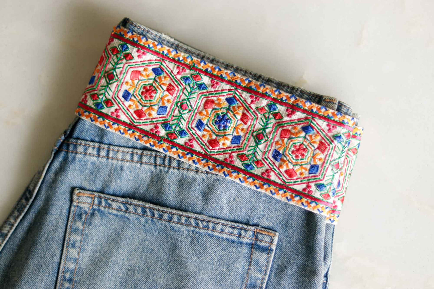 White Blue Floral Embroidered Trim,Indian Fabric Geometric Embroidered Border,Parsi Embroidery Lace,White Saree Border, インド刺繍リボン, Price/mtr