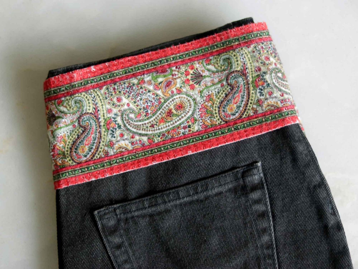 White Red Paisley Sequin Trim,Digital Print Border,Self Sequin Embroidered Lace,Boho Trim,Indian Fabric Saree Border,Price/mt,インド刺繍リボン