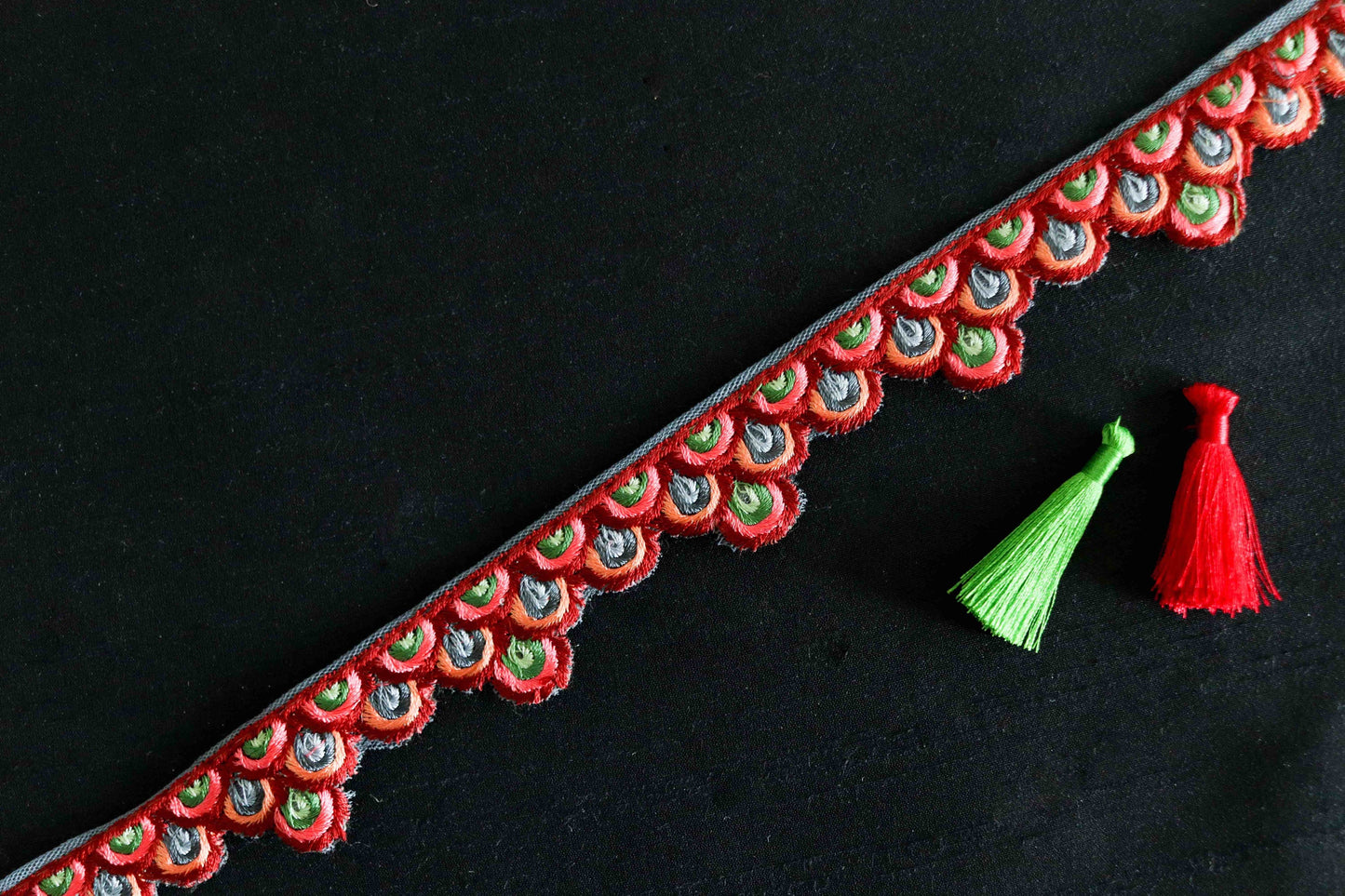 Red Maroon Floral Scallop Trim,Burgundy Embroidered Border,Berry Floral Lace,Cutwork Saree Border,Indian Fabric Trim,インド刺繍リボン,Price/mtr