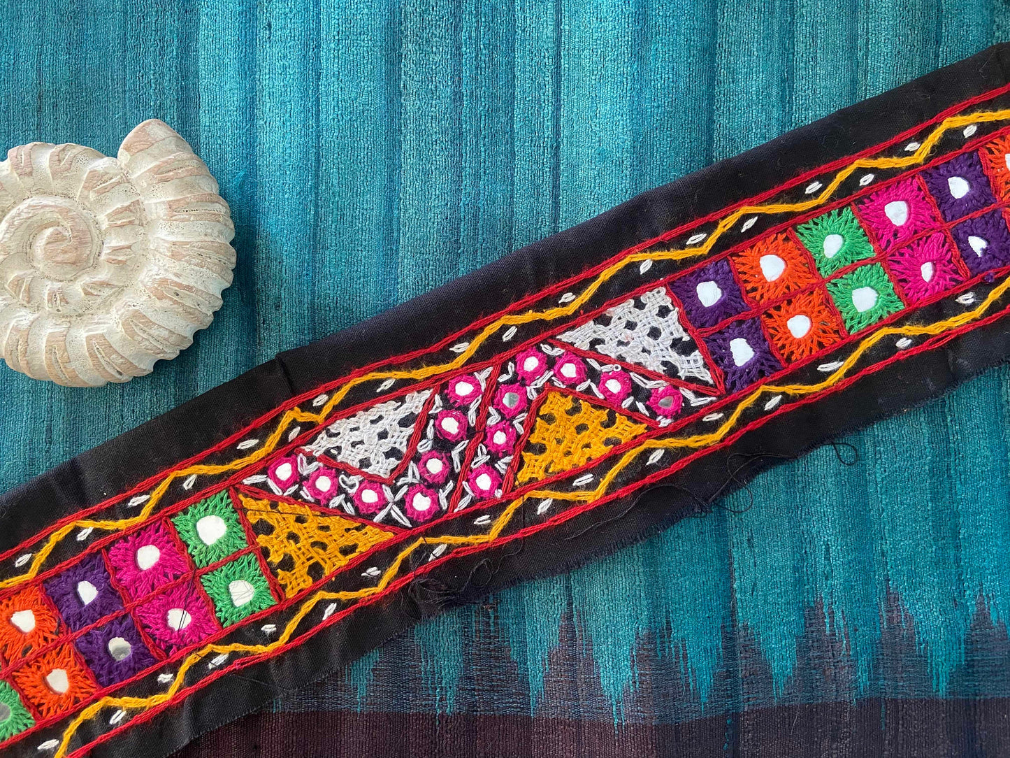 Vintage Boho Black Patchwork Trim, Upcycled Embroidered Lace,Handmade Tribal Border,Indian Patchwork Hippie Khichdi Saree Border,インド刺繍リボン
