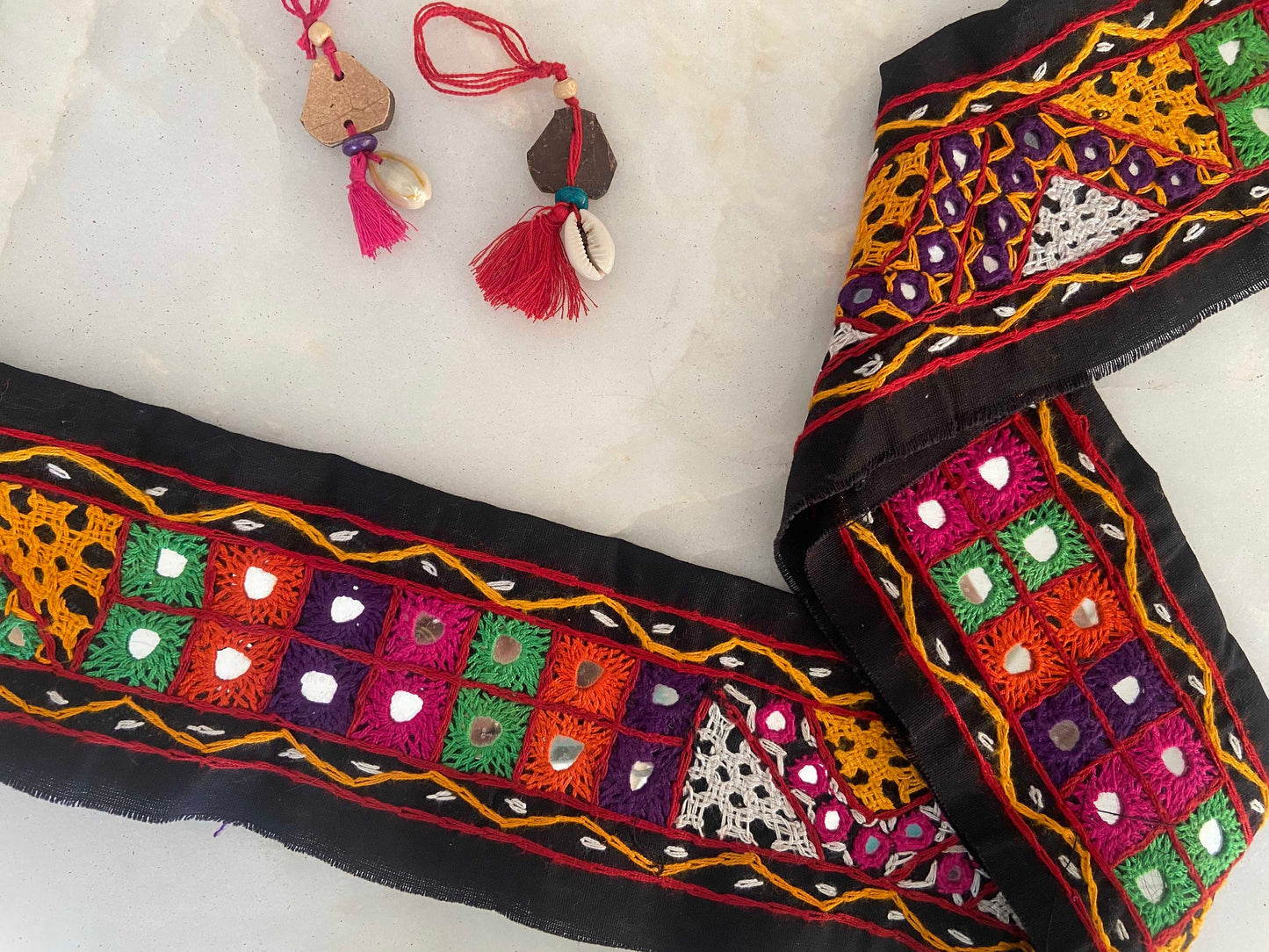 Vintage Boho Black Patchwork Trim, Upcycled Embroidered Lace,Handmade Tribal Border,Indian Patchwork Hippie Khichdi Saree Border,インド刺繍リボン