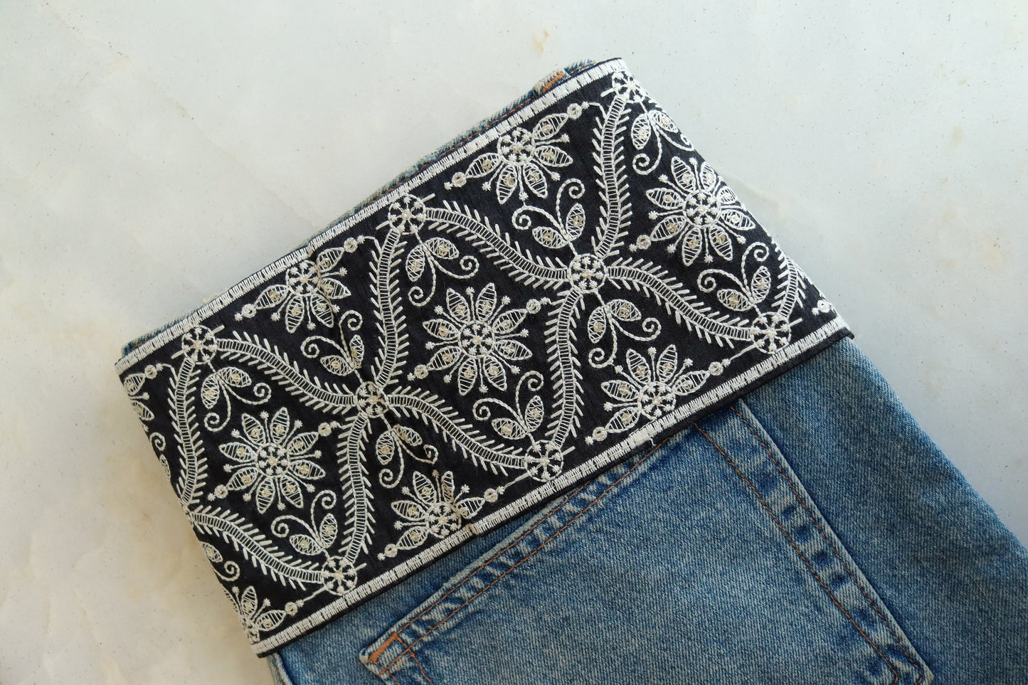 Black White Floral Embroidered Trim,Indian Fabric Floral Border,Broad Black White Broad Paisley Lace,Floral Saree Border,Price/mtr,インド刺繍リボン