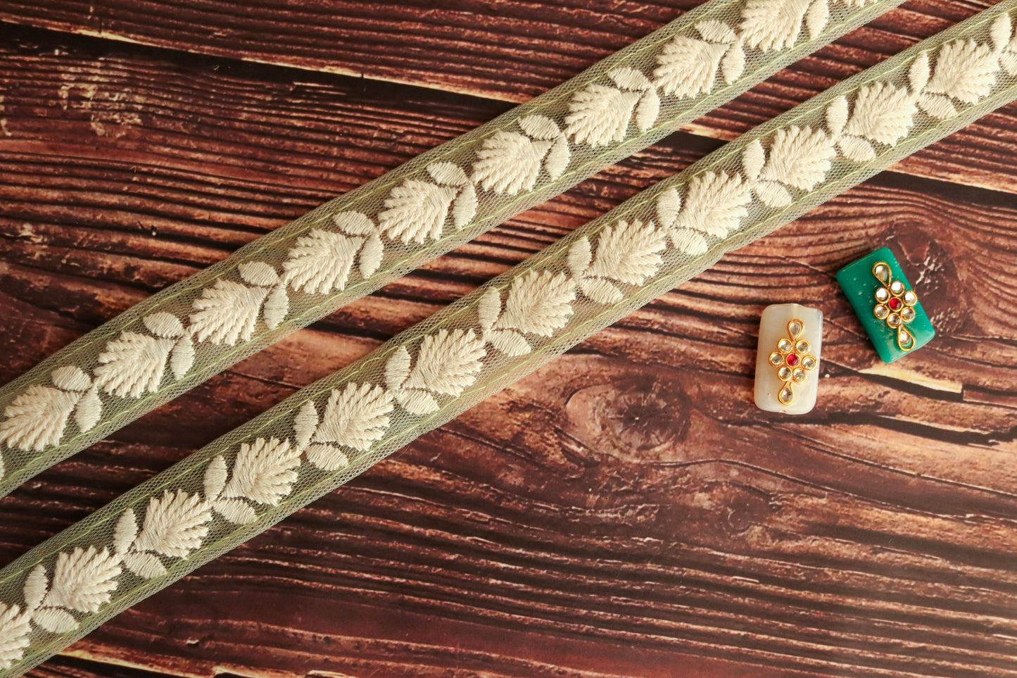 Green White Floral Embroidered Trim,Indian Fabric Net Embroidered Border,Lucknowi Chikankari Lace,Mint White Saree Border,インド刺繍リボン,Price/mtr