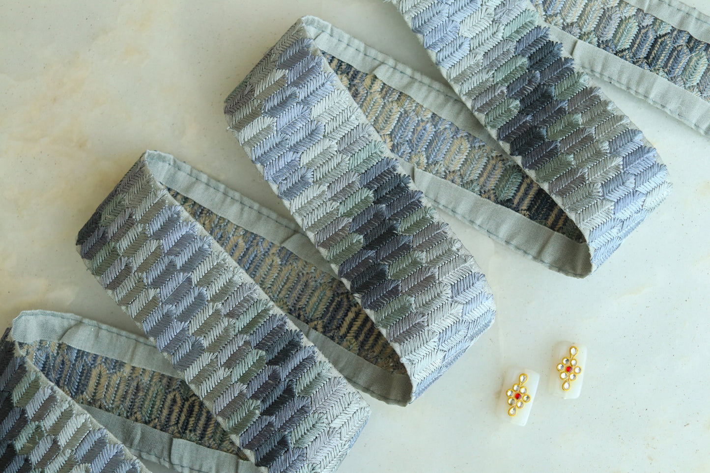 Boho Chevron Geometric Grey Trim, Embroidered Blue Lavender Grey Border, Indian Fabric Lace, Boho Saree Border, インド刺繍リボン, Price/mtr