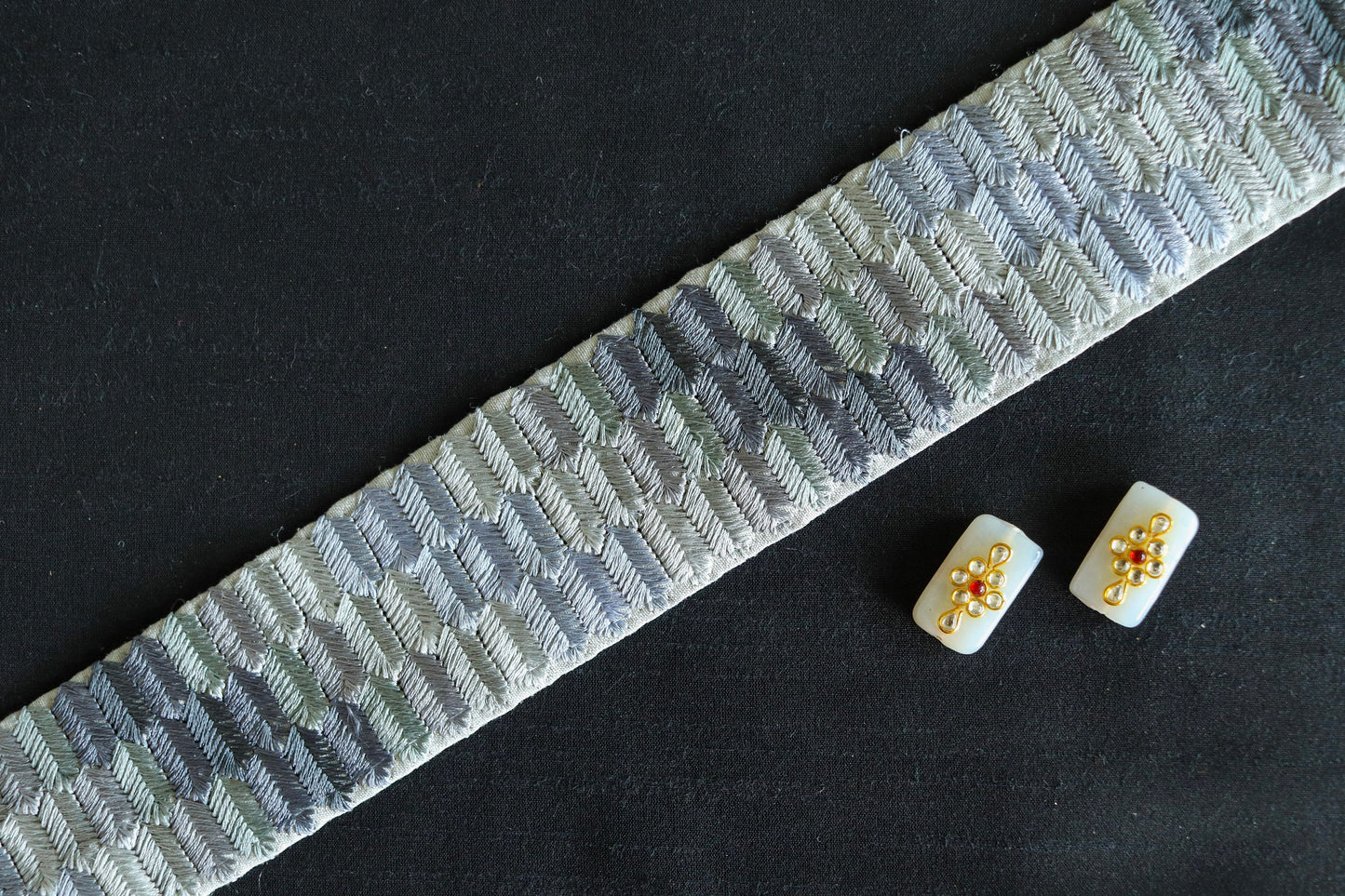 Boho Chevron Geometric Grey Trim, Embroidered Blue Lavender Grey Border, Indian Fabric Lace, Boho Saree Border, インド刺繍リボン, Price/mtr
