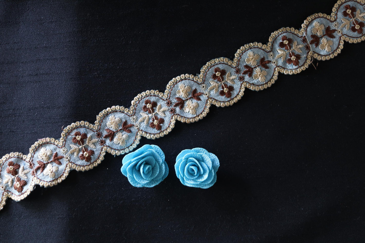 Blue White Scallop Floral Trim, Blue Floral Embroidered Cutwork Lace, Blue Round Saree Border, Indian Fabric Trim, インド刺繍リボン, Price/mt