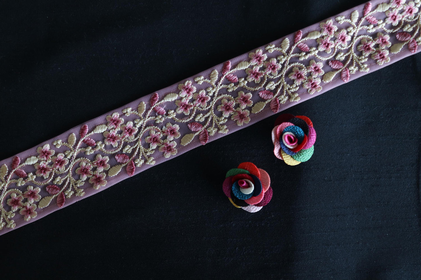 Pink Floral Self Embroidered Trim, Indian Fabric Net Embroidered Border, Pink White Lace, Pink Floral Saree Border, インド刺繍リボン, Price/mtr