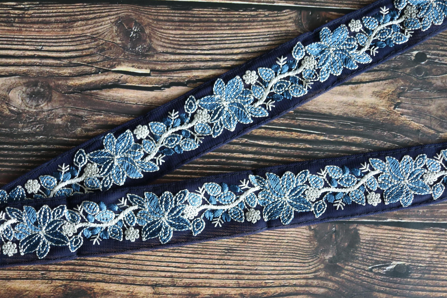 Black Blue Floral Embroidered Trim, Black White Blue Saree Border, Boho Black Rustic Designer Lace, Indian Fabric Trim, インド刺繍リボン, Price/mtr