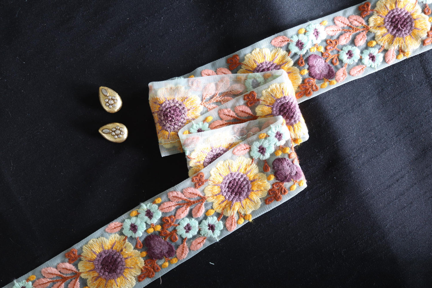 Yellow Blue Floral Embroidered Trim, Spring Floral Border, Yellow Blue Net Lace, Indian Fabric Trim Saree Border, インド刺繍リボン, Price/mtr