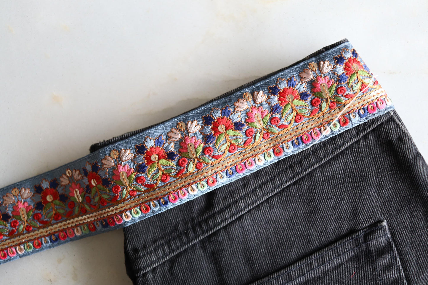 Grey Red Floral Embroidered Trim, Grey Blue Floral Lace, Grey Floral Saree Border, Indian Fabric Trim, インド刺繍リボン, Price/mtr