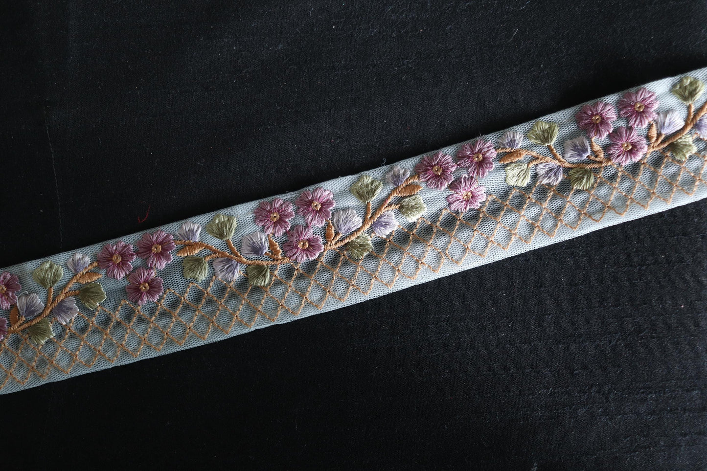 Blue Floral Checks Embroidered Trim, Purple Floral Net Border, Blue Mauve Net Lace, Indian Fabric Floral Saree Border, インド刺繍リボン, Price/mtr