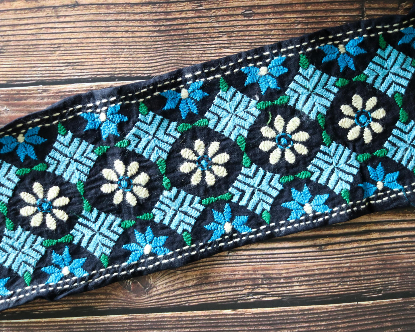 Black Blue Embroidered Kutchi Trim, Indian Handmade Border, Blue White Geometric Floral Lace, Boho Hippie Saree Border, インド刺繍リボン, Price/mtr