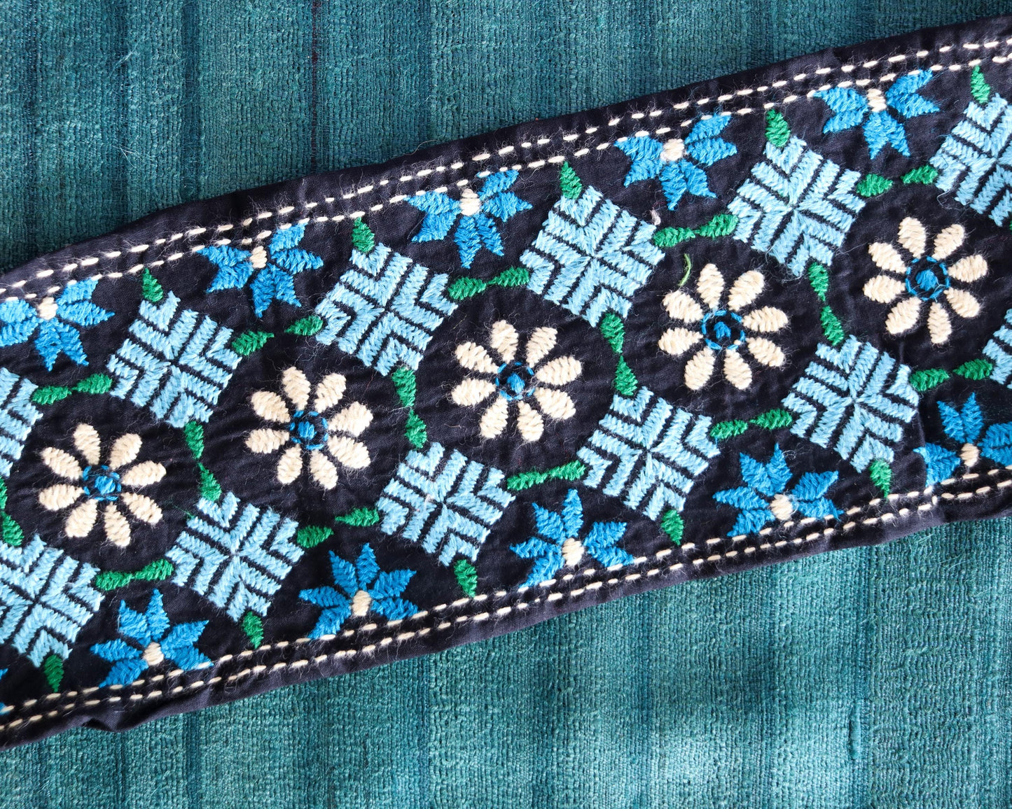 Black Blue Embroidered Kutchi Trim, Indian Handmade Border, Blue White Geometric Floral Lace, Boho Hippie Saree Border, インド刺繍リボン, Price/mtr