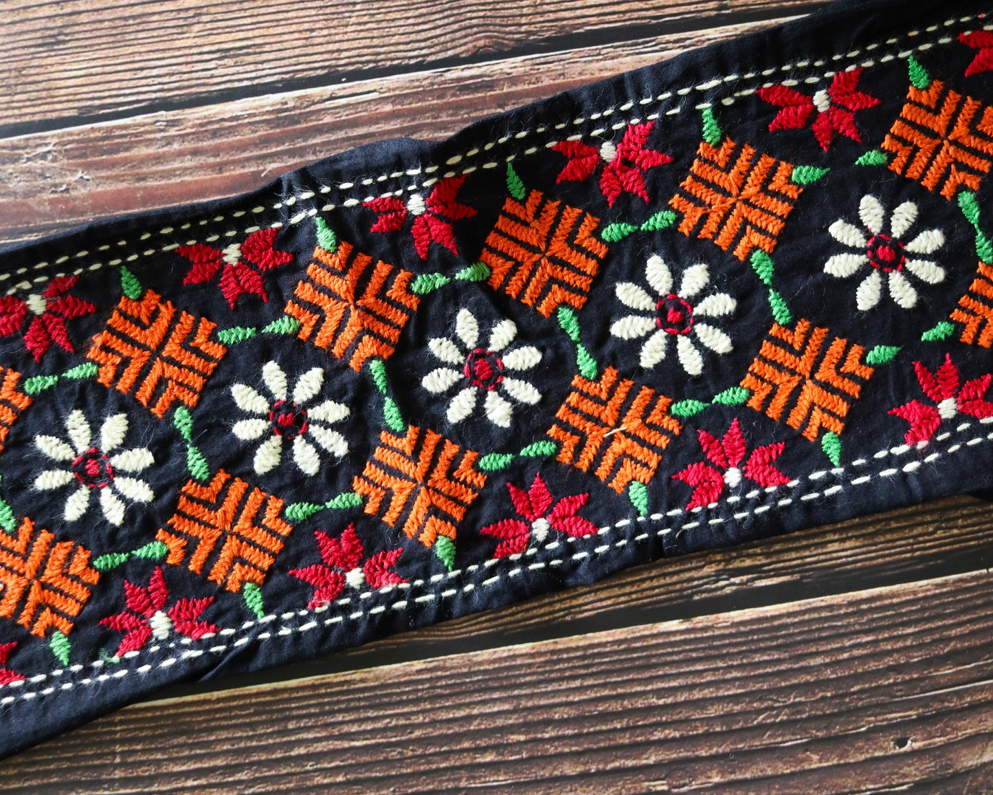 Black Orange Embroidered Kutchi Trim, Indian Handmade Border, Orage White Geometric Floral Lace, Boho Saree Border, インド刺繍リボン, Price/mtr