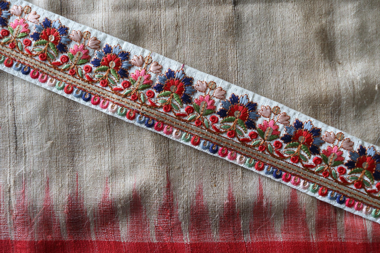 White Red Floral Embroidered Trim, Red White Floral Lace, White Floral Saree Border, Indian Fabric Trim, インド刺繍リボン, Price/mtr