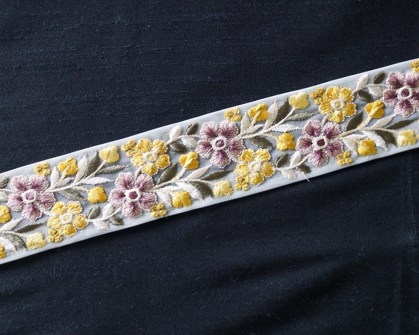 Yellow Mauve Floral Embroidered Trim, Spring Floral Border, Yellow Purple Net Lace, Indian Fabric Trim Saree Border, インド刺繍リボン, Price/mtr