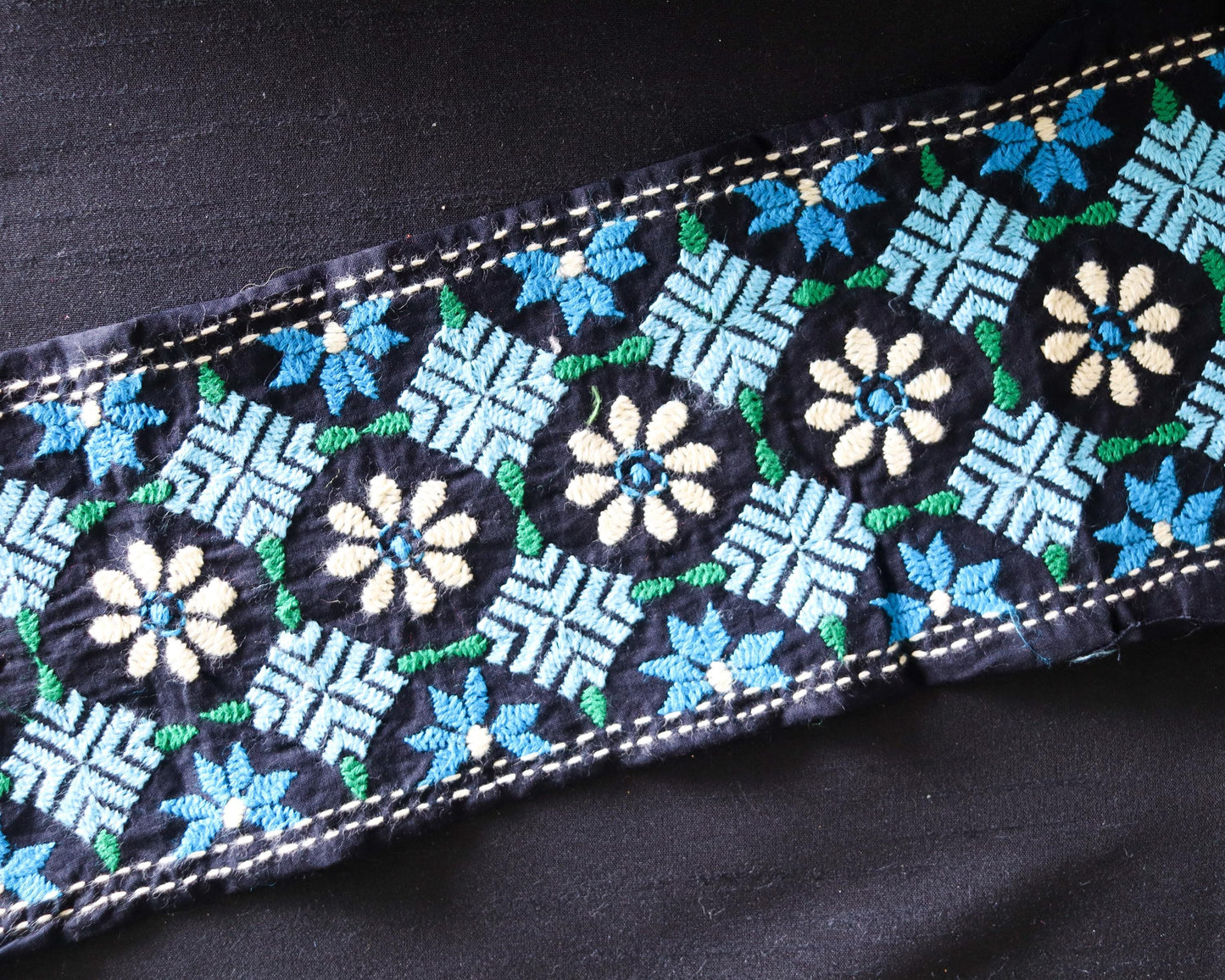 Black Blue Embroidered Kutchi Trim, Indian Handmade Border, Blue White Geometric Floral Lace, Boho Hippie Saree Border, インド刺繍リボン, Price/mtr