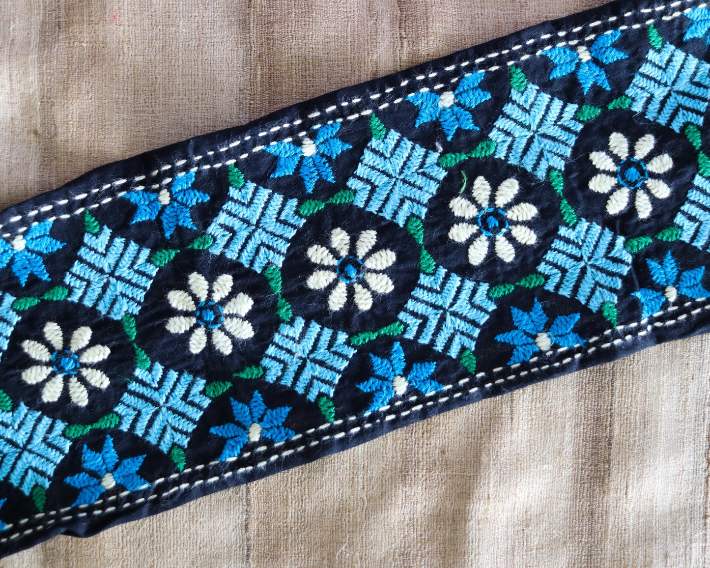 Black Blue Embroidered Kutchi Trim, Indian Handmade Border, Blue White Geometric Floral Lace, Boho Hippie Saree Border, インド刺繍リボン, Price/mtr