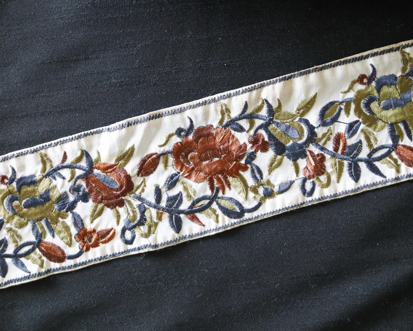 White Brown Floral Embroidered Trim, Indian Fabric Embroidered Border, White Blue Lace, Parsi Floral Saree Border, インド刺繍リボン, Price/mtr