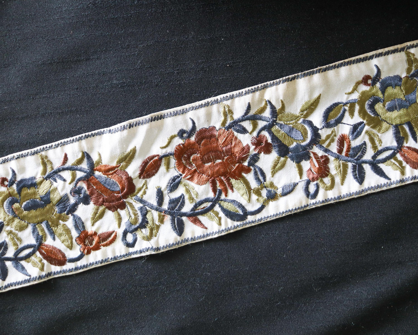 White Brown Floral Embroidered Trim, Indian Fabric Embroidered Border, White Blue Lace, Parsi Floral Saree Border, インド刺繍リボン, Price/mtr