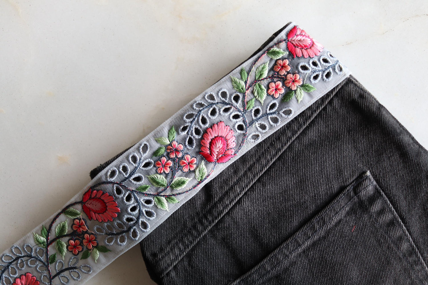 Grey Pink Eyelet Embroidered Trim, Grey Lucknowi Chikankari Border, Cutwork Lace, Indian Fabric Trim Saree Border, インド刺繍リボン, Price/mtr