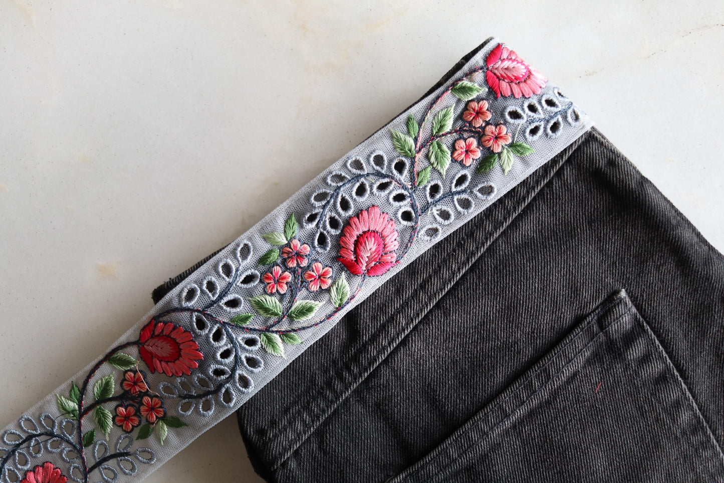 Grey Pink Eyelet Embroidered Trim, Grey Lucknowi Chikankari Border, Cutwork Lace, Indian Fabric Trim Saree Border, インド刺繍リボン, Price/mtr