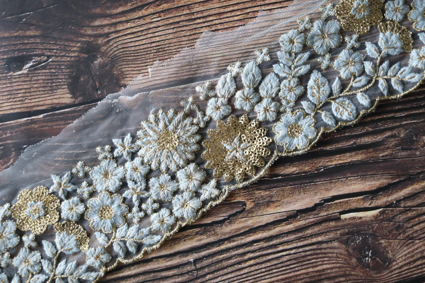 White Floral Scallop Embroidered Trim, White Gold Net Border, Cutwork Sequin Net Lace, Indian Fabric Trim Saree Border, インド刺繍リボン, Price/mtr
