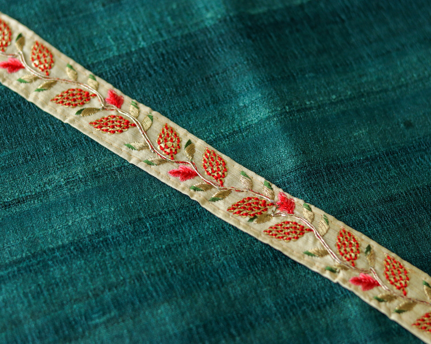 White Red Floral Embroidered Trim,White Floral Border,Floral Embroidery Lace,White Red Gold Lace,Indian Trim,White Saree Border,Price/mtr