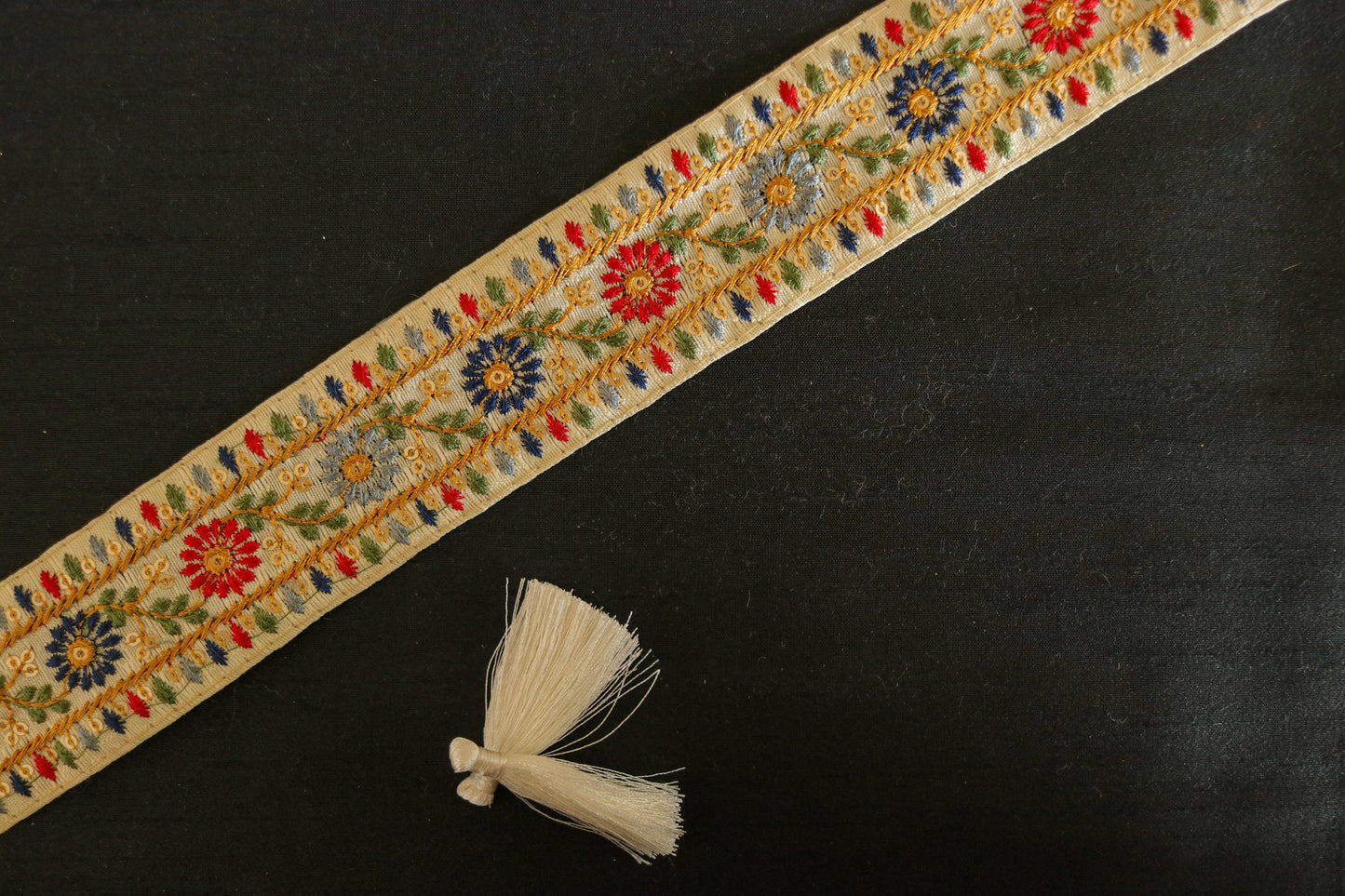 White Red Floral Embroidered Trim,Indian Fabric Embroidered Border,White Floral Lace,White Saree Border,Price/mtr