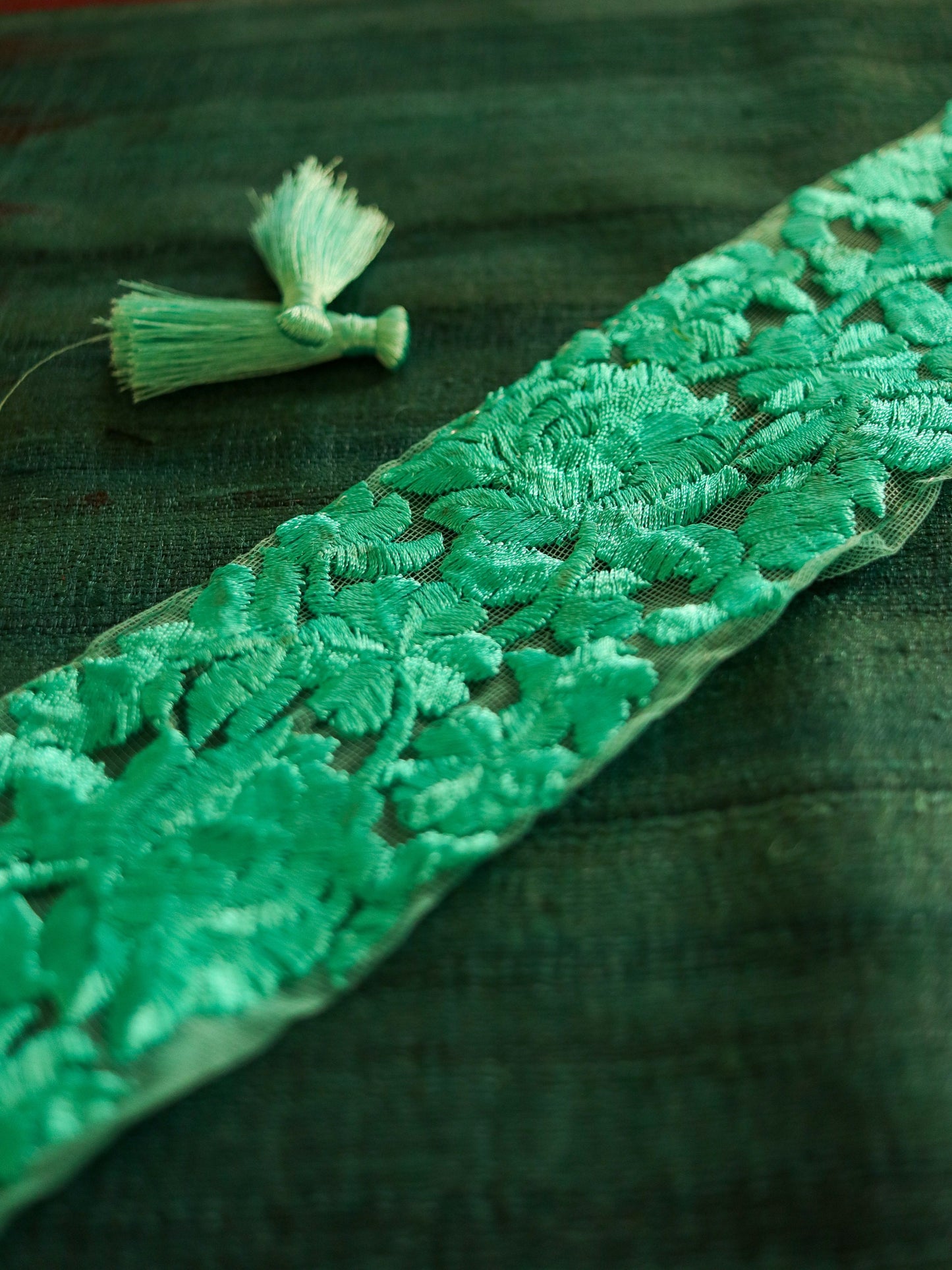 Green Floral Self Embroidered Trim, Indian Fabric Net Embroidered Border, Green Floral Lace, Green Net Saree Border, インド刺繍リボン, Price/mtr